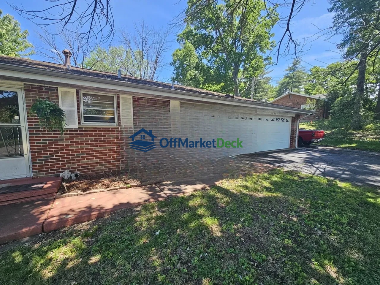 Off-market house in Fenton, Missouri — 4 beds, 2 baths, $254,900 — photo 3 of 8