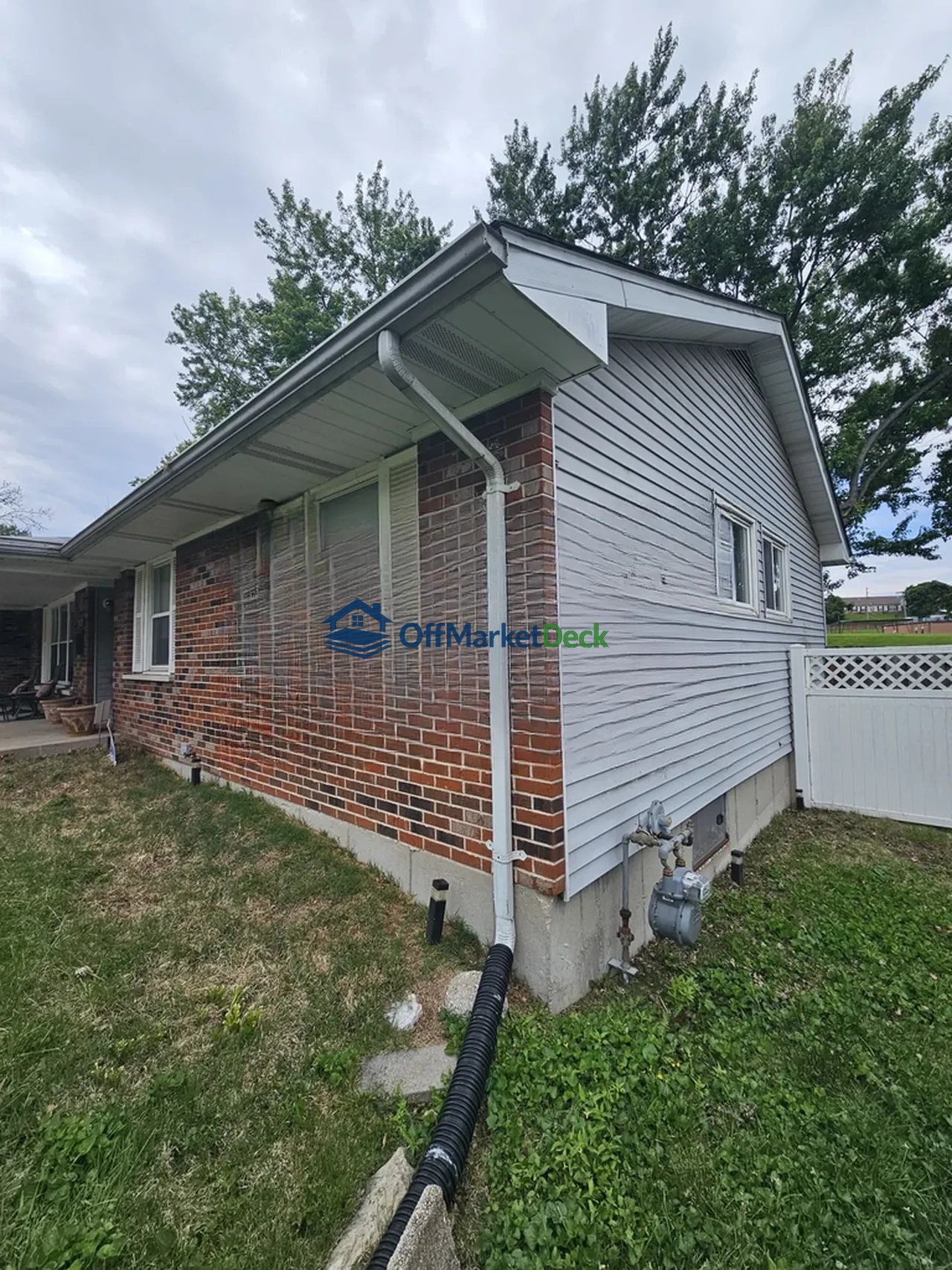 Off-market house in Florissant, Missouri — 3 beds, 2 baths, $144,900 — photo 3 of 8