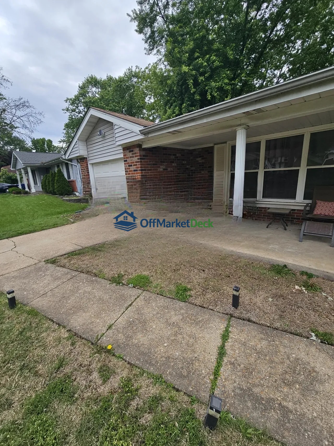 Off-market house in Florissant, Missouri — 3 beds, 2 baths, $144,900 - Blurred background Image
