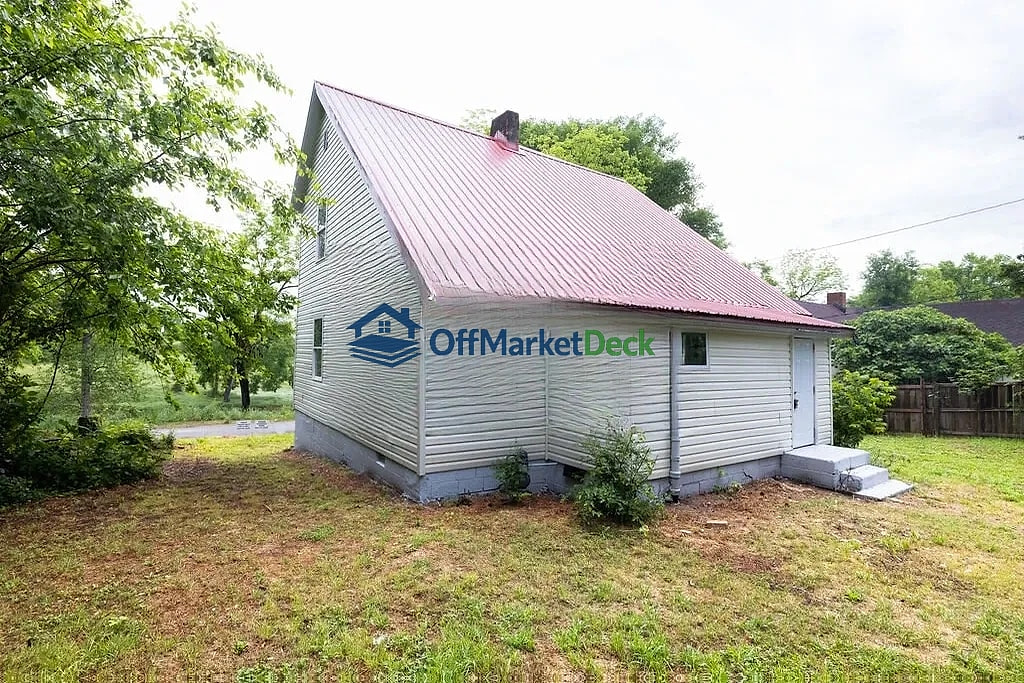 Off-market house in Anderson, South Carolina — 4 beds, 2 baths, $218,000 — photo 2 of 8