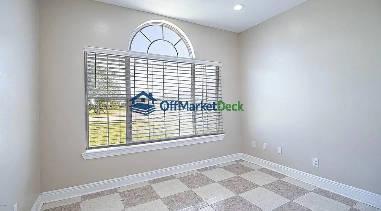 Off-market house in Gulfport, Mississippi — 5 beds, 4.5 baths, $329,000 — photo 5 of 8