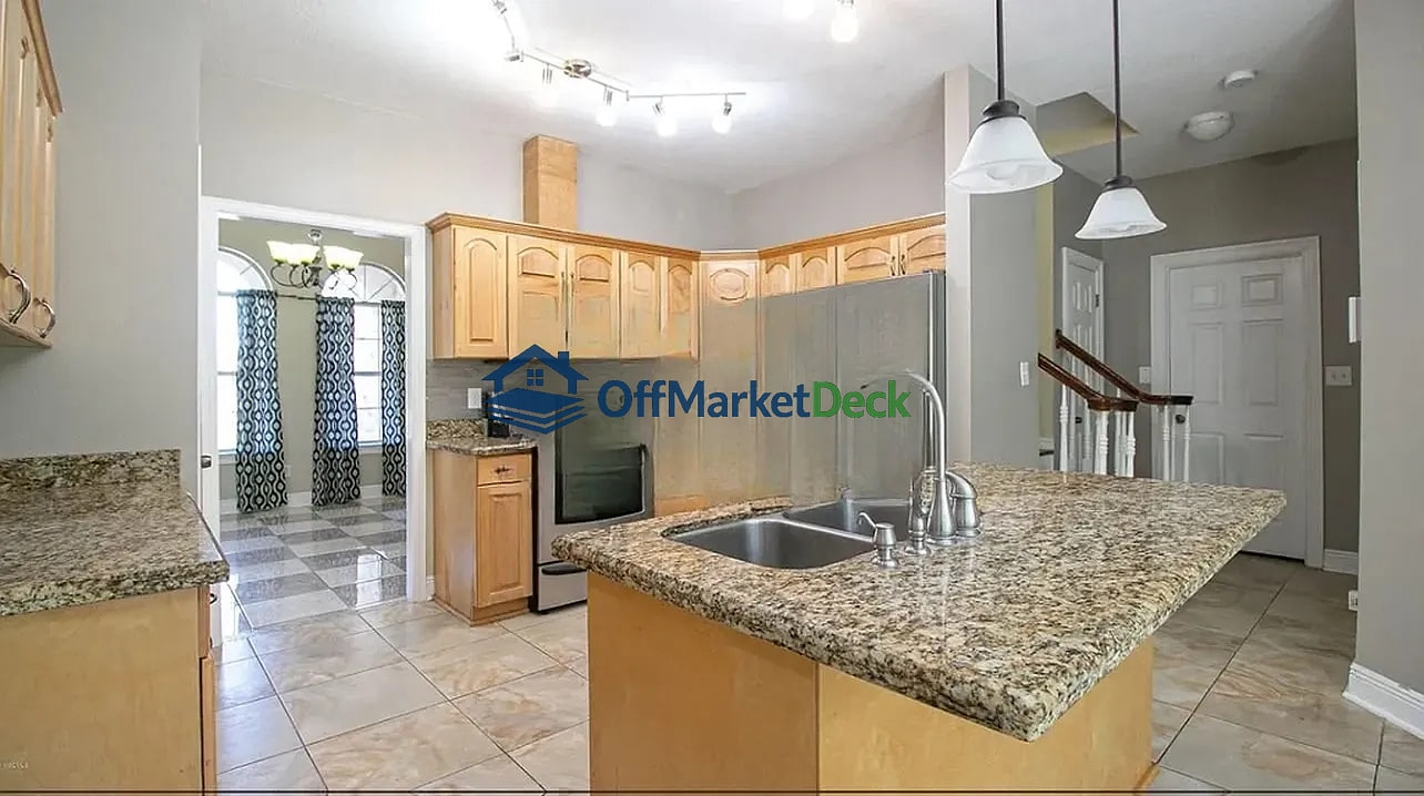 Off-market house in Gulfport, Mississippi — 5 beds, 4.5 baths, $329,000 — photo 6 of 8