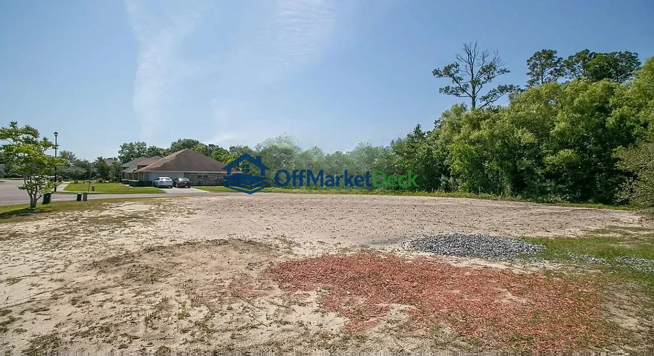 Off-market house in Gulfport, Mississippi — 5 beds, 4.5 baths, $329,000 — photo 2 of 8