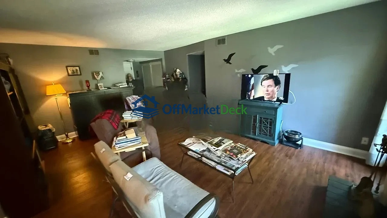 Off-market townhome in Chesterfield, Missouri — 2 beds, 2 baths, $159,900 — photo 3 of 8