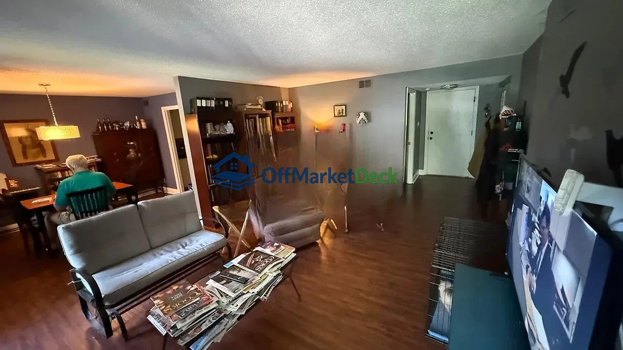Off-market townhome in Chesterfield, Missouri — 2 beds, 2 baths, $159,900 — photo 2 of 8