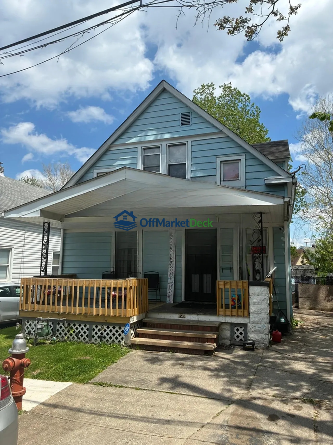 Off-market house in Cleveland, Ohio — 4 beds, 1.5 baths, $69,900 - Blurred background Image