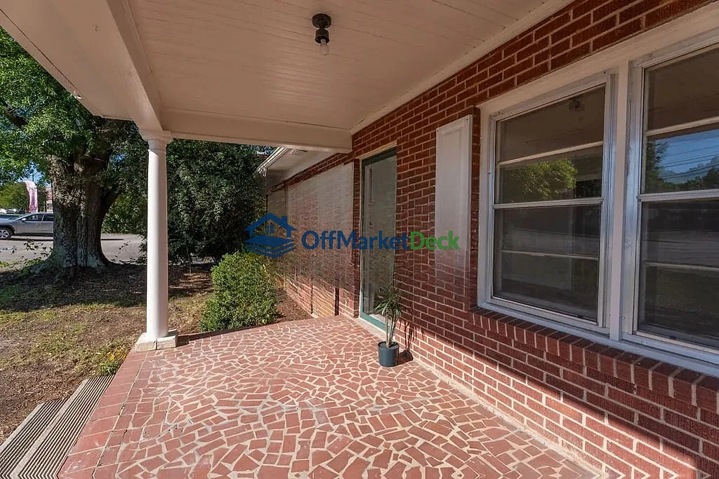 Off-market house in Spartanburg, South Carolina — 3 beds, 1.5 baths, $198,000 — photo 2 of 8