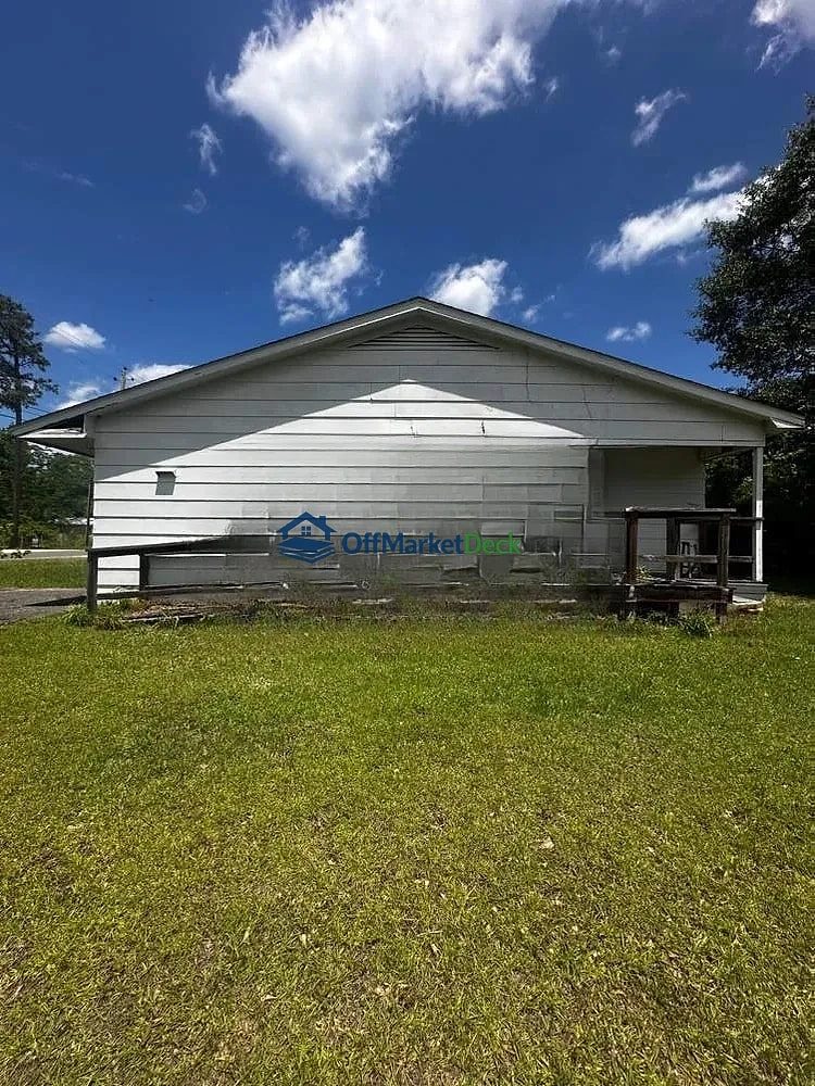 Off-market house in Burgaw, North Carolina — 2 beds, 1 bath, $98,500 — photo 4 of 8