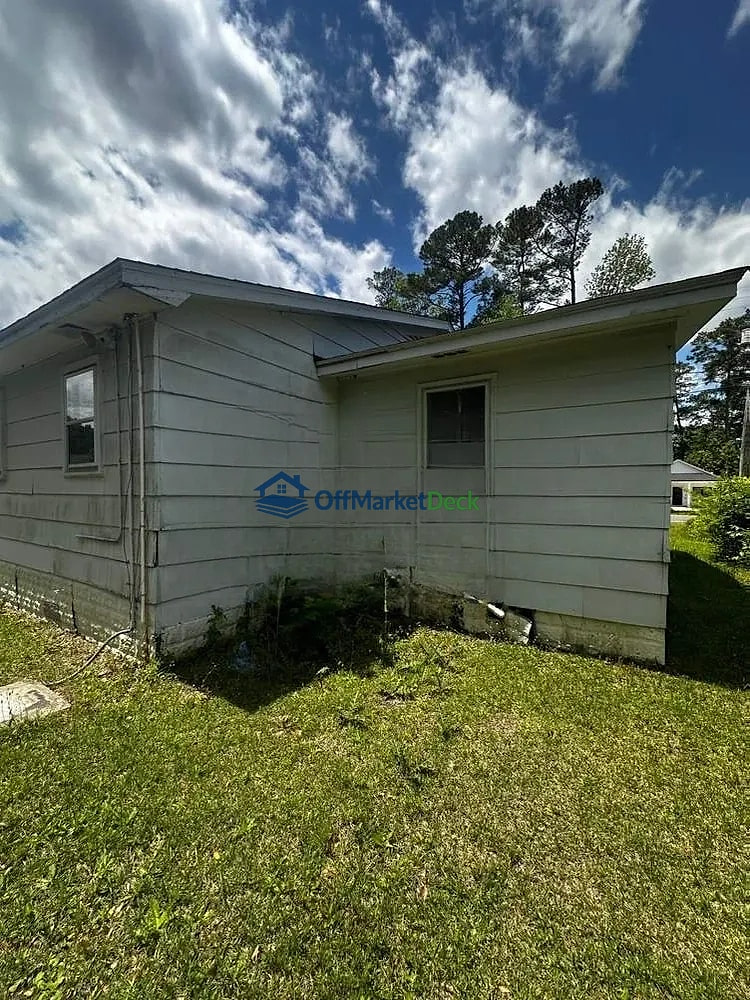 Off-market house in Burgaw, North Carolina — 2 beds, 1 bath, $98,500 — photo 8 of 8