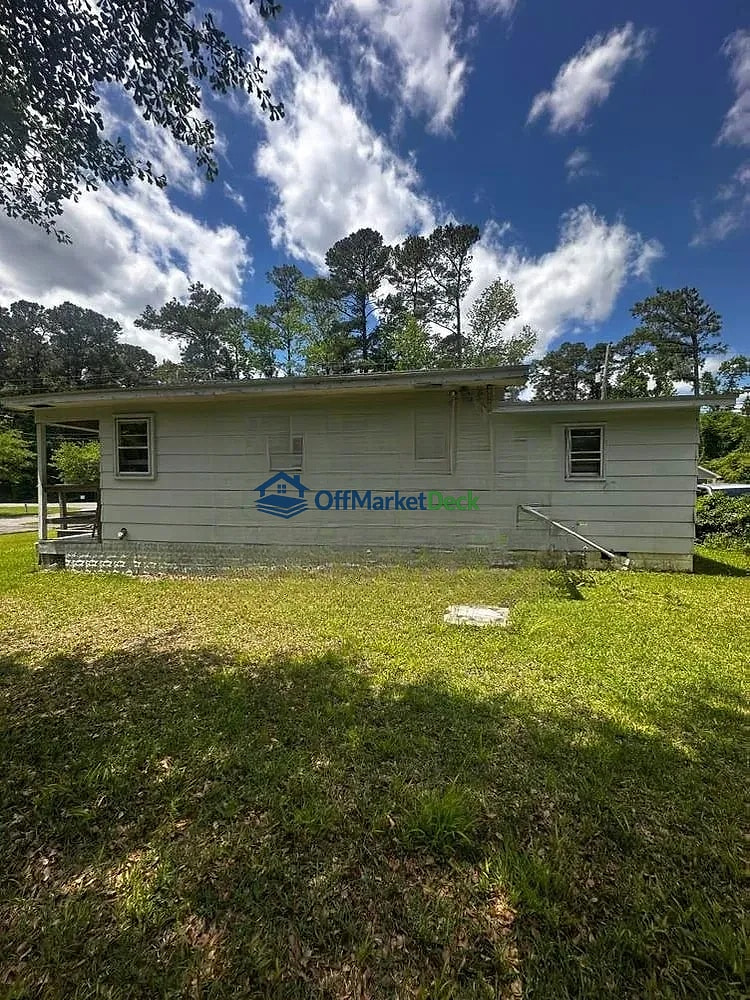 Off-market house in Burgaw, North Carolina — 2 beds, 1 bath, $98,500 — photo 7 of 8