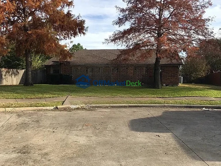 Off-market house in Rowlett, Texas — 4 beds, 2 baths, $240,000 — photo 2 of 8