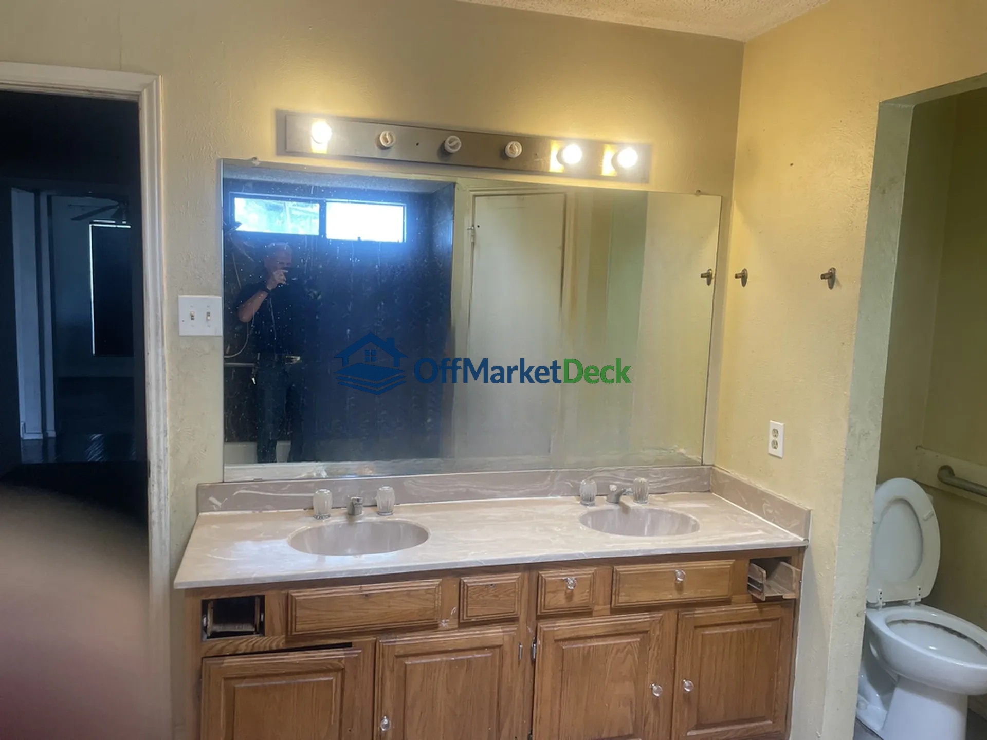 Off-market house in Rowlett, Texas — 4 beds, 2 baths, $240,000 — photo 5 of 8