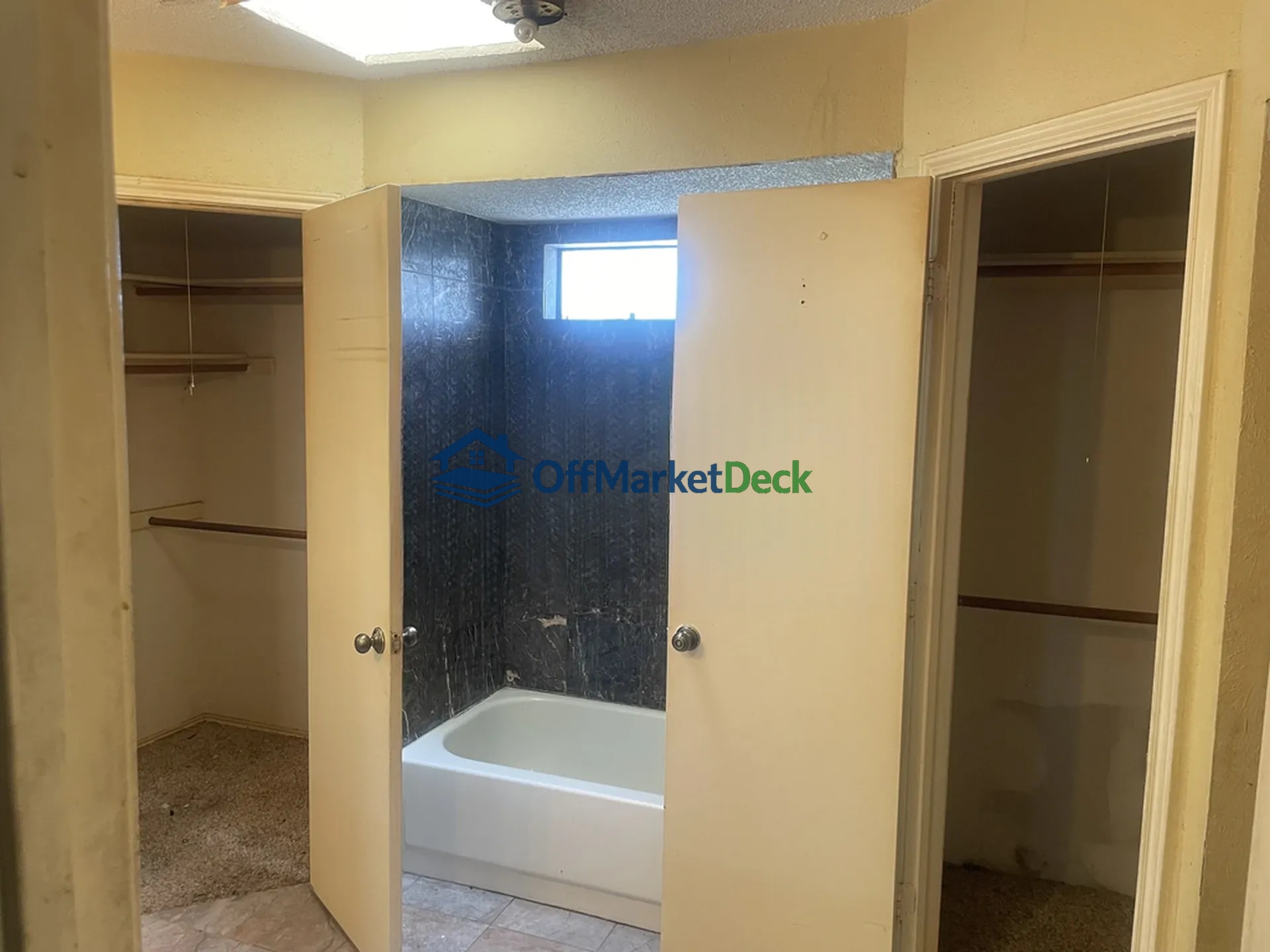 Off-market house in Rowlett, Texas — 4 beds, 2 baths, $240,000 — photo 4 of 8