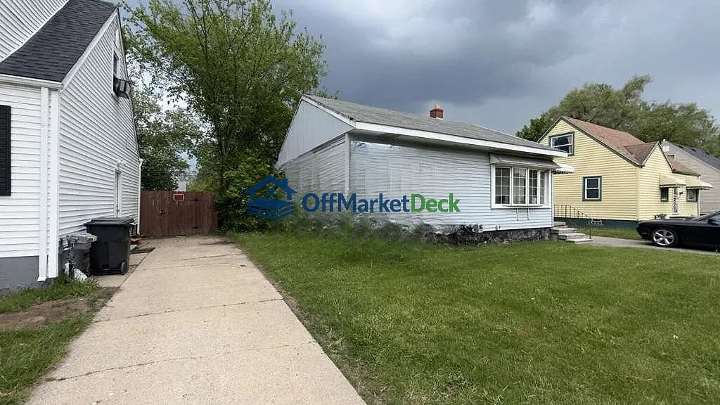 Off-market house in Pontiac, Michigan — 3 beds, 1 bath, $79,900 — photo 2 of 8