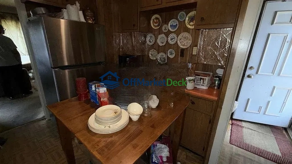 Off-market house in Pontiac, Michigan — 3 beds, 1 bath, $79,900 — photo 5 of 8