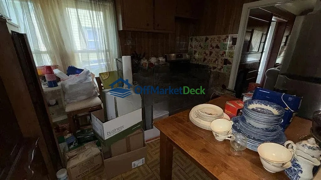 Off-market house in Pontiac, Michigan — 3 beds, 1 bath, $79,900 — photo 4 of 8
