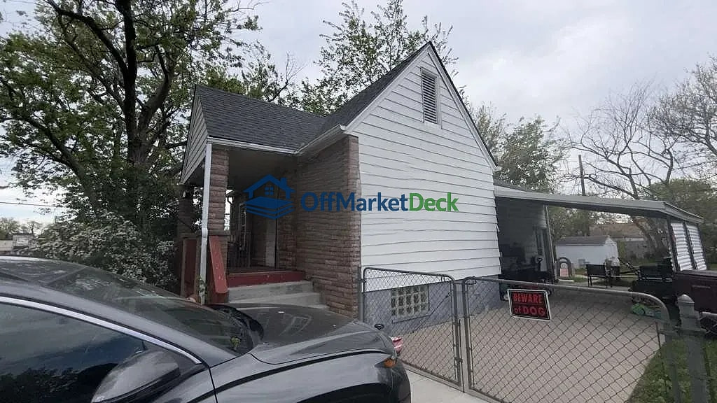Off-market house in Center Line, Michigan — 3 beds, 1 bath, $116,900 — photo 3 of 8