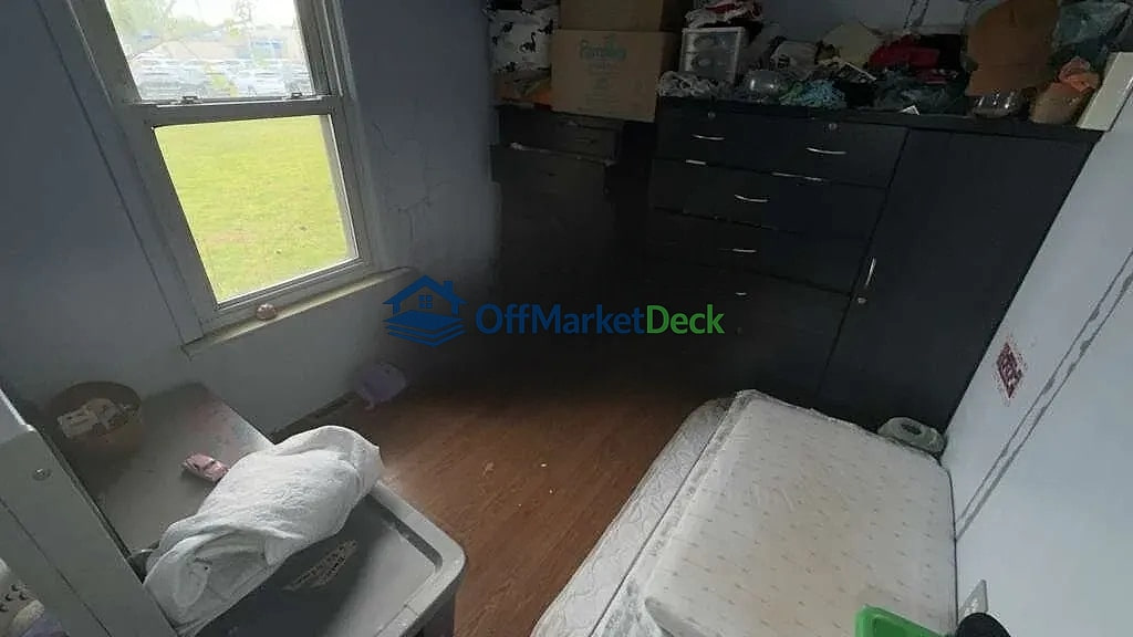 Off-market house in Center Line, Michigan — 3 beds, 1 bath, $116,900 — photo 6 of 8