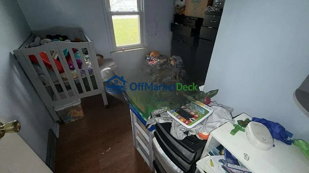 Off-market house in Center Line, Michigan — 3 beds, 1 bath, $116,900 — photo 5 of 8