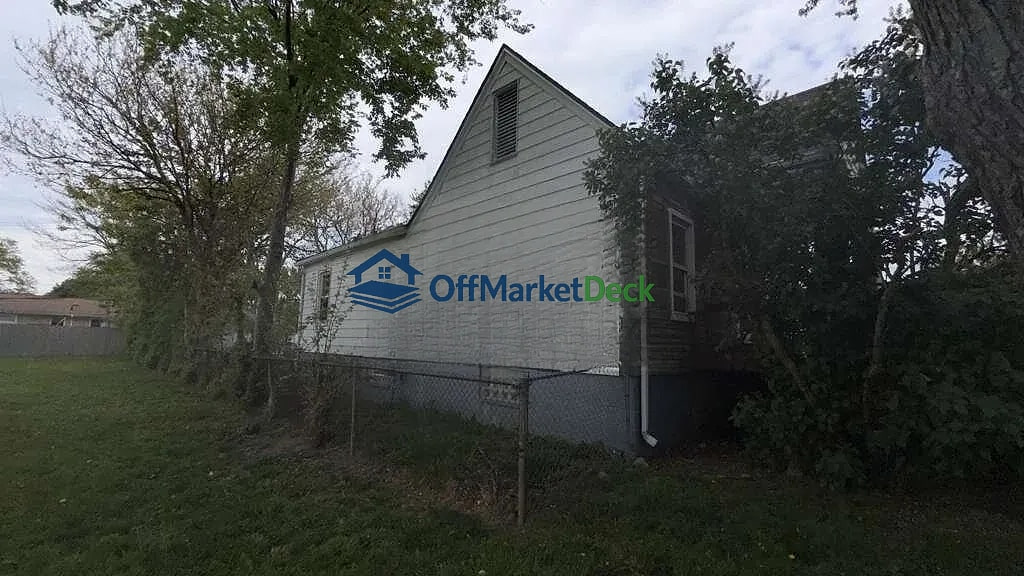 Off-market house in Center Line, Michigan — 3 beds, 1 bath, $116,900 — photo 2 of 8