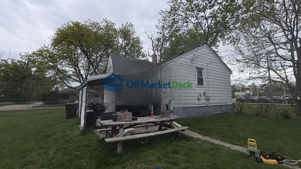 Off-market house in Center Line, Michigan — 3 beds, 1 bath, $116,900 — photo 4 of 8