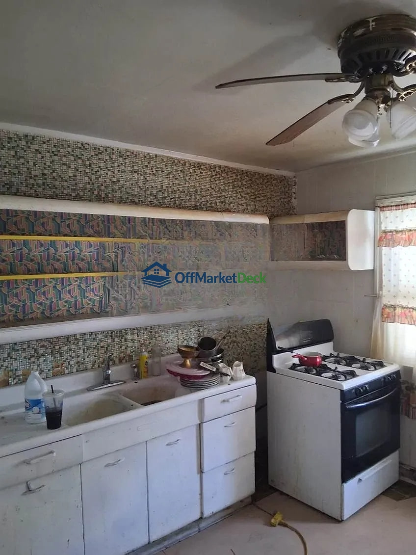 Off-market house in Garfield Heights, Ohio — 4 beds, 1 bath, $58,000 — photo 5 of 8