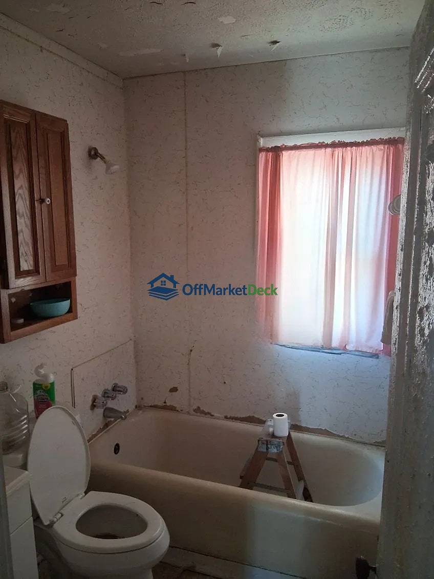 Off-market house in Garfield Heights, Ohio — 4 beds, 1 bath, $58,000 — photo 3 of 8