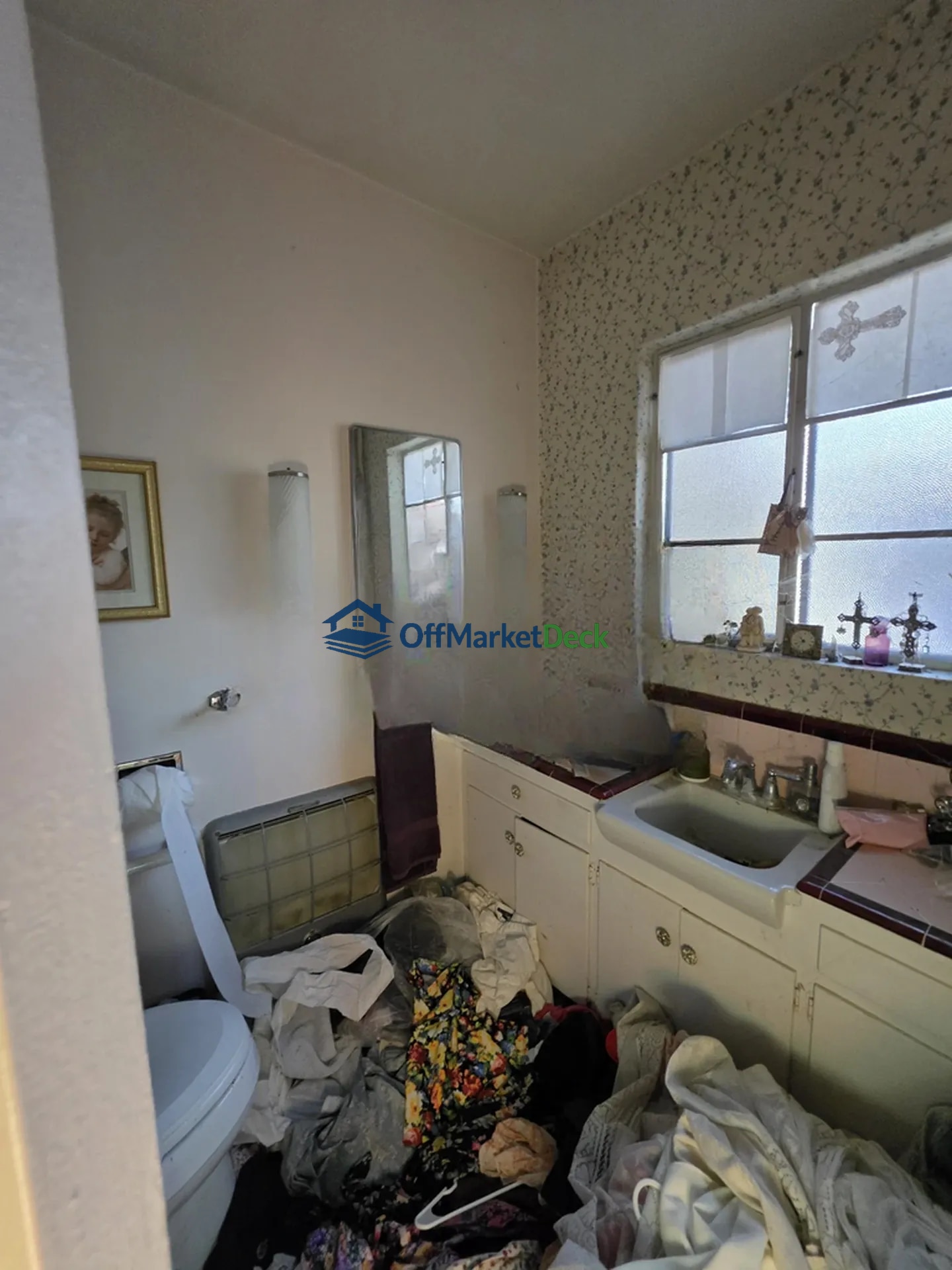 Off-market house in Phoenix, Arizona — 3 beds, 2 baths, $339,990 — photo 4 of 7