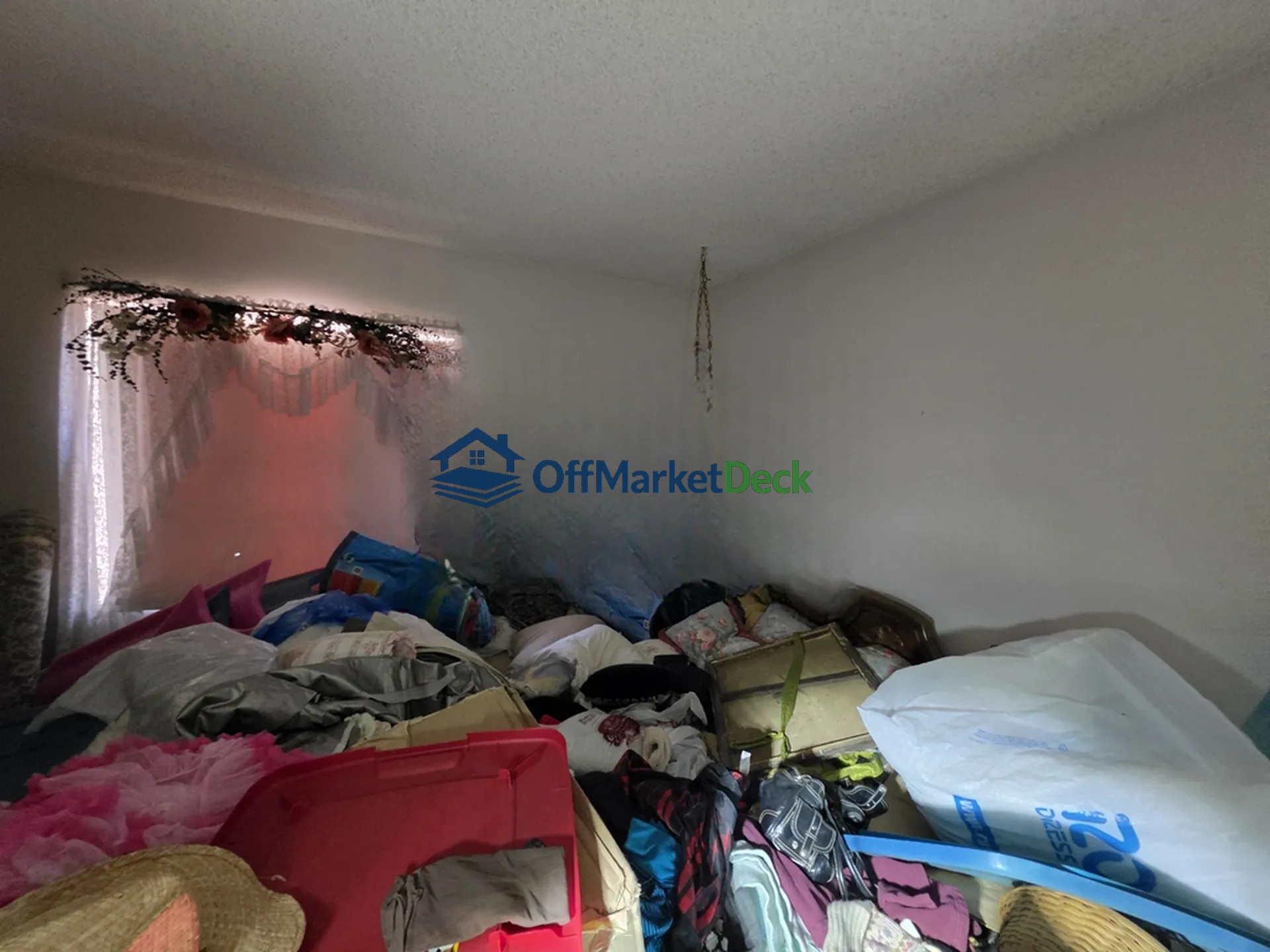 Off-market house in Phoenix, Arizona — 3 beds, 2 baths, $339,990 — photo 6 of 7