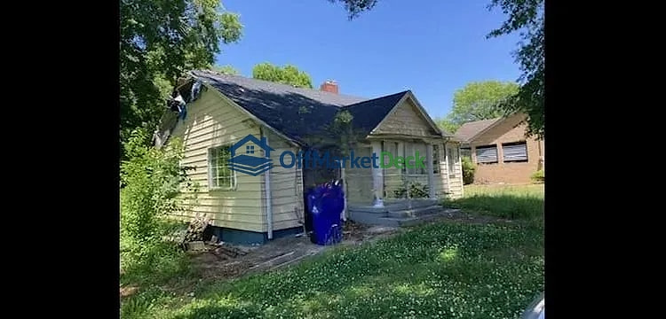 Off-market house in McKenzie, Tennessee — 2 beds, 1 bath, $52,200 — photo 2 of 8