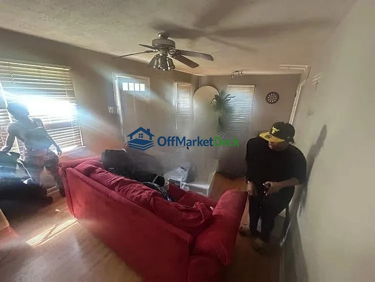 Off-market house in Florissant, Missouri — 2 beds, 2 baths, $120,000 — photo 3 of 8