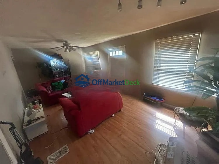 Off-market house in Florissant, Missouri — 2 beds, 2 baths, $120,000 — photo 4 of 8