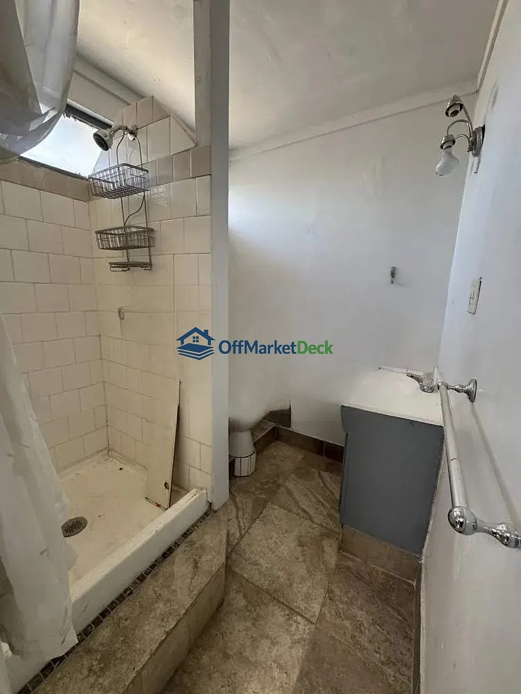 Off-market house in Phoenix, Arizona — 3 beds, 2.5 baths, $265,000 — photo 7 of 8
