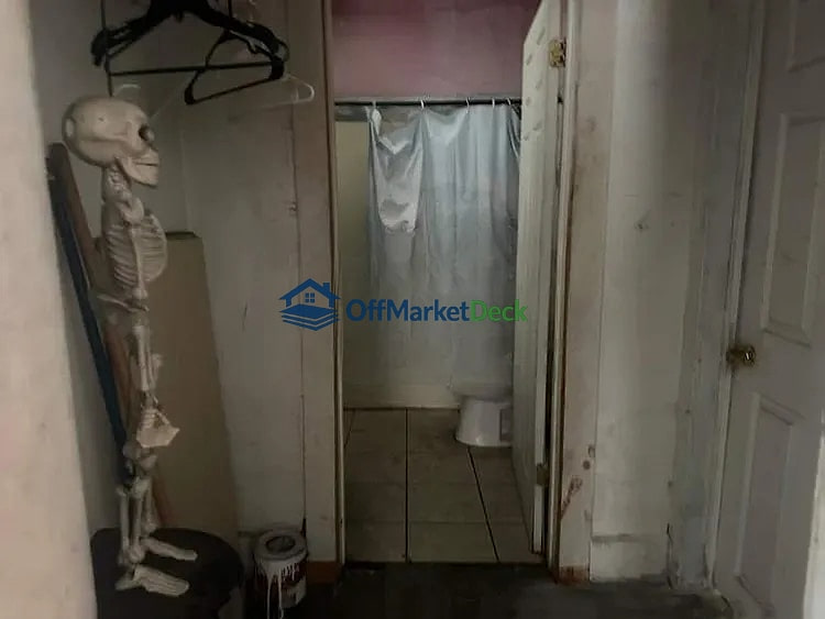 Off-market house in Indianapolis, Indiana — 3 beds, 1 bath, $80,000 — photo 5 of 8