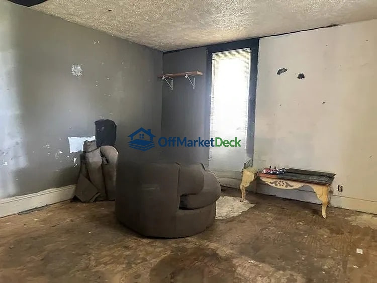 Off-market house in Indianapolis, Indiana — 3 beds, 1 bath, $80,000 — photo 2 of 8