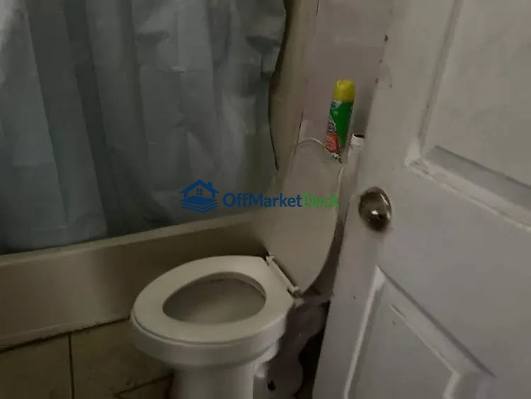 Off-market house in Indianapolis, Indiana — 3 beds, 1 bath, $80,000 — photo 6 of 8