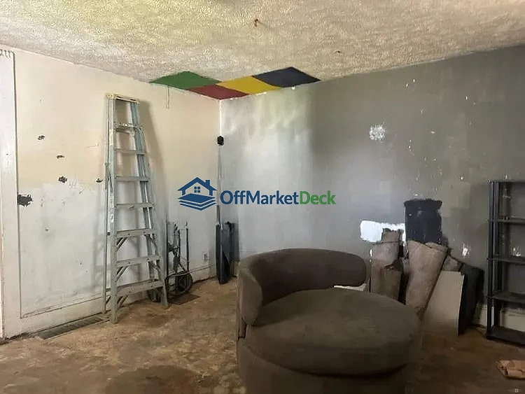 Off-market house in Indianapolis, Indiana — 3 beds, 1 bath, $80,000 — photo 3 of 8