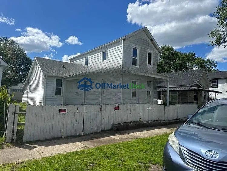 Off-market house in Indianapolis, Indiana — 3 beds, 1 bath, $80,000 - Blurred background Image
