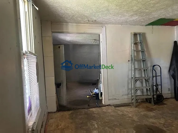 Off-market house in Indianapolis, Indiana — 3 beds, 1 bath, $80,000 — photo 4 of 8