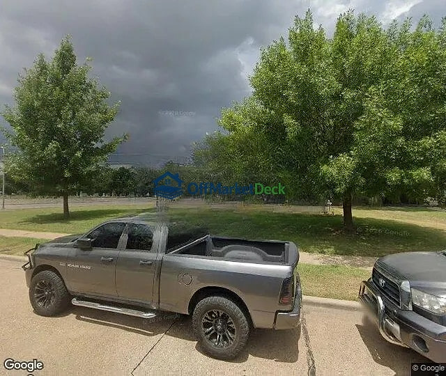 Off-market house in Farmers Branch, Texas — 4 beds, 2.5 baths, $329,500 — photo 2 of 3