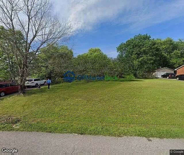 Off-market house in Vine Grove, Kentucky — 3 beds, 2 baths, $75,000 — photo 2 of 3