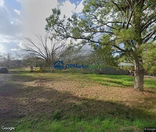 Off-market house in Alvin, Texas — 4 beds, 2 baths, $274,500 — photo 3 of 3