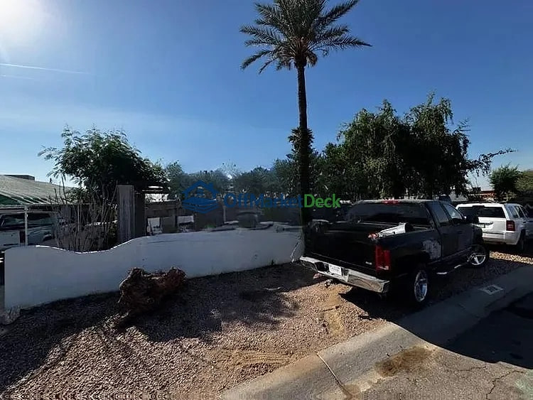 Off-market house in Phoenix, Arizona — 2 beds, 2 baths, $210,000 — photo 6 of 8
