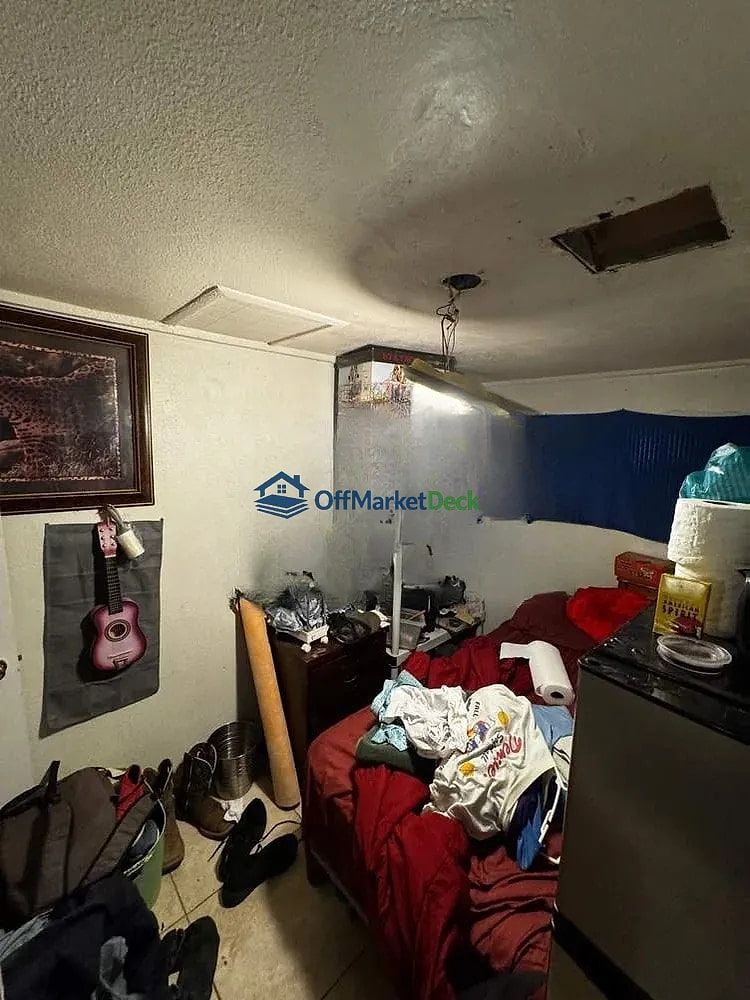 Off-market house in Phoenix, Arizona — 2 beds, 2 baths, $210,000 — photo 7 of 8