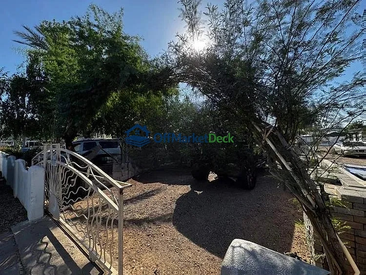 Off-market house in Phoenix, Arizona — 2 beds, 2 baths, $210,000 — photo 4 of 8