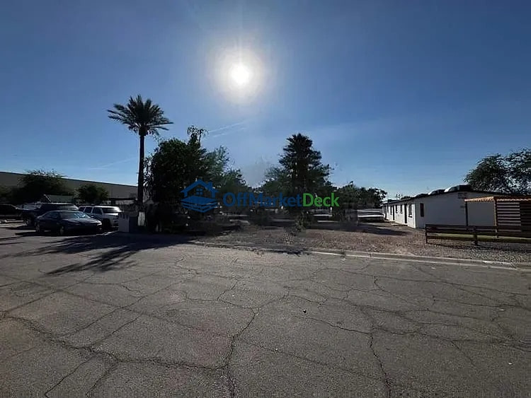 Off-market house in Phoenix, Arizona — 2 beds, 2 baths, $210,000 — photo 5 of 8