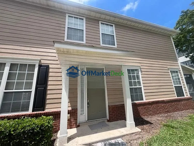 Off-market house in Jacksonville, Florida — 3 beds, 2.5 baths, $220,000 — photo 2 of 8