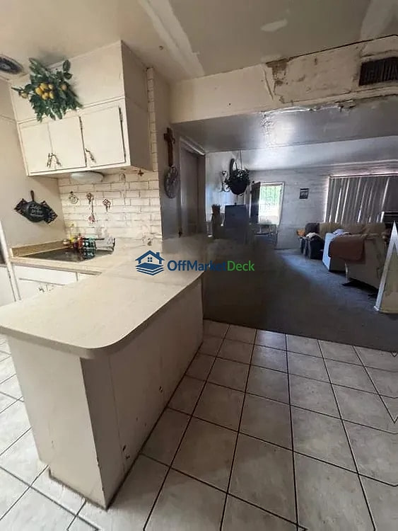 Off-market house in Tucson, Arizona — 5 beds, 2 baths, $204,990 — photo 5 of 8