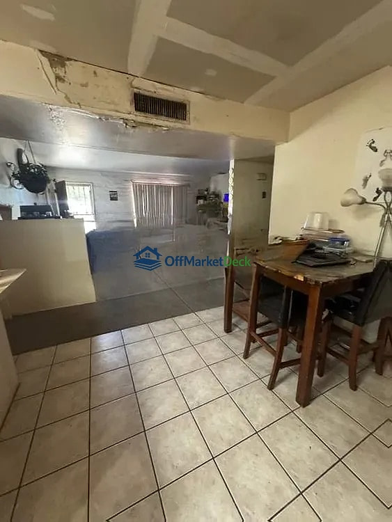 Off-market house in Tucson, Arizona — 5 beds, 2 baths, $204,990 — photo 6 of 8
