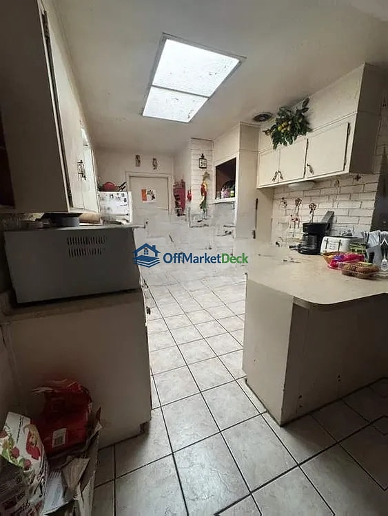 Off-market house in Tucson, Arizona — 5 beds, 2 baths, $204,990 — photo 4 of 8